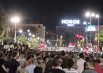 Гаряча ніч в Сербії. Проти протестувальників за вибори поліція випустила тітушок (ФОТО, ВІДЕО)