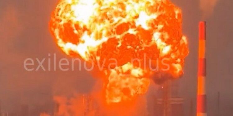 Дрони вдало атакували Новокуйбишевський НПЗ (ВІДЕО)