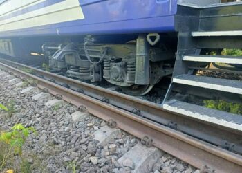 На Закарпатті зійшов з рейок пасажирський поїзд – кажуть, через спеку