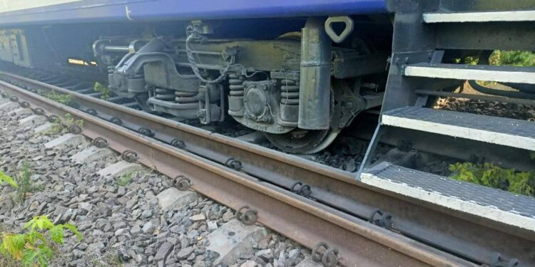 На Закарпатті зійшов з рейок пасажирський поїзд – кажуть, через спеку