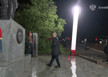 По дорозі на Аляску Путін в Магадані вшанував пам’ять загиблих американських льотчиків (ВІДЕО)