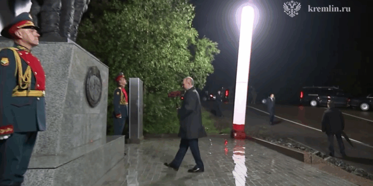 По дорозі на Аляску Путін в Магадані вшанував пам’ять загиблих американських льотчиків (ВІДЕО)