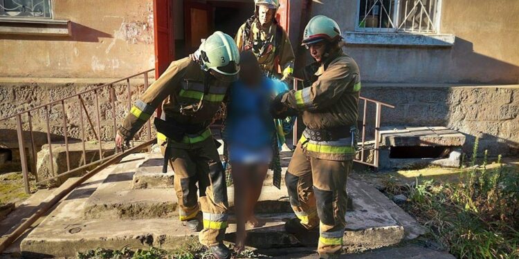 У Миколаєві вранці горіла квартира в жилкопі – врятували літню жінку