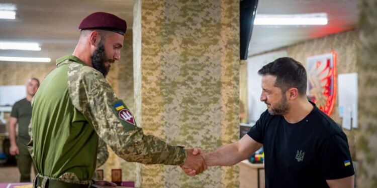 Президент подякував воїнам 95-ї окремої десантно-штурмової Поліської бригади за участь у Курській операції та відзначив їх нагородами (ФОТО)