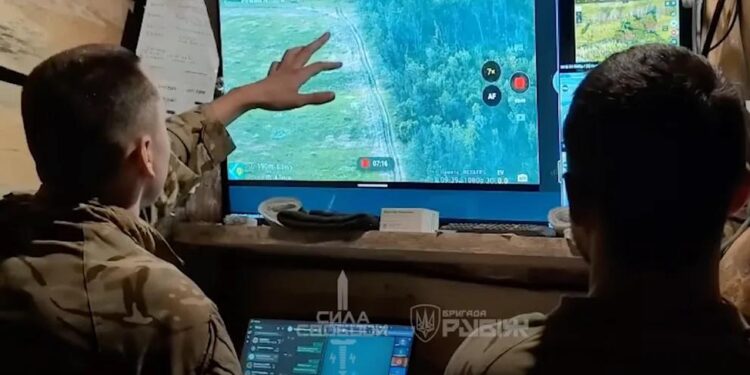 Бійця ЗСУ врятували з оточення, скинувши йому з дрона 2 електровелосипеди