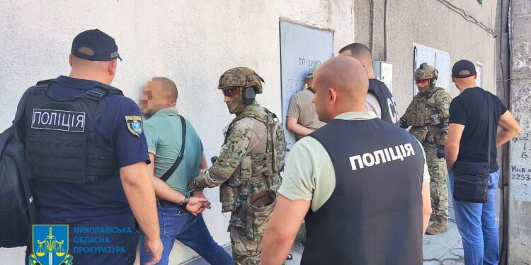 На Миколаївщині затримали одесита за організацію схеми втечі за кордон. З грошима