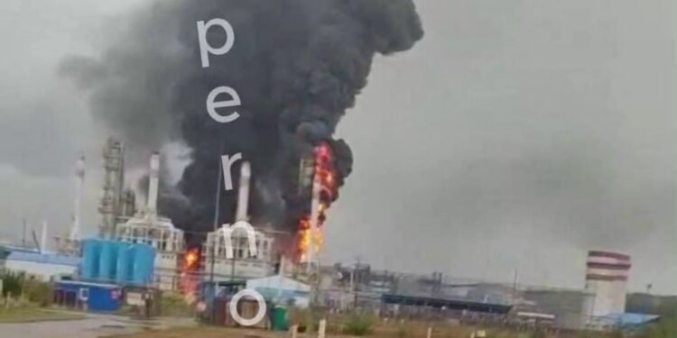 Дрони атакували порт Усть‑Луга у Ленінградській області (ВІДЕО)