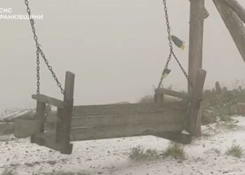 Погодний сюрприз – у День Незалежності України в Карпатах пішов сніг (ВІДЕО)