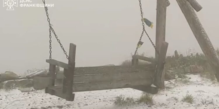 Погодний сюрприз – у День Незалежності України в Карпатах пішов сніг (ВІДЕО)