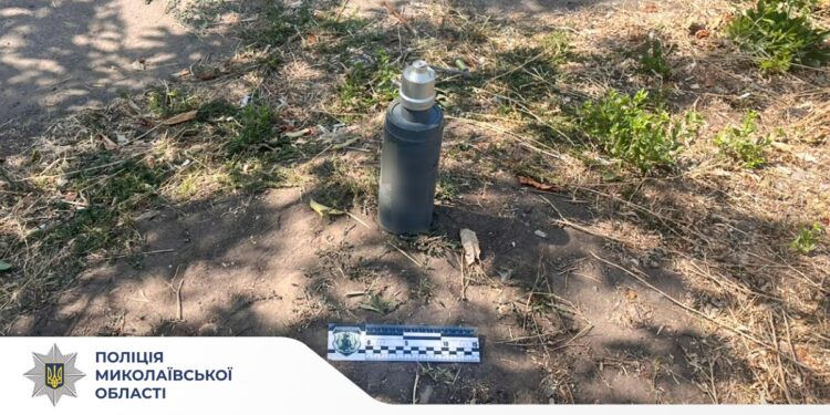 На Миколаївщині чоловік ходив по місту із фугасним снарядом у пакеті (ФОТО)