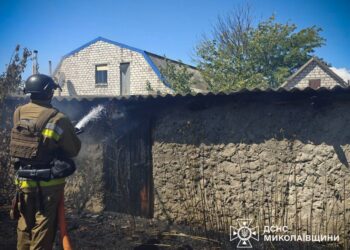 На Миколаївщині гасили будинок, що загорівся внаслідок обстрілу