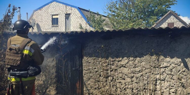 На Миколаївщині гасили будинок, що загорівся внаслідок обстрілу