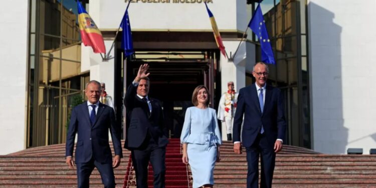 Макрон, Мерц, Туск і Санду обговорили шлях Молдови в ЄС і підтримку України