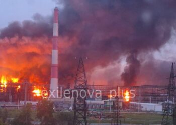 Два НПЗ атаковані вночі у РФ (ВІДЕО)