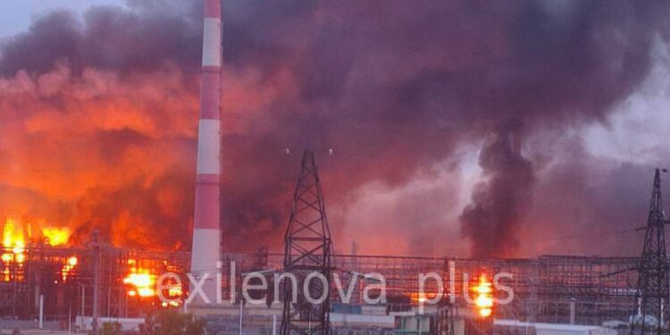 Два НПЗ атаковані вночі у РФ (ВІДЕО)