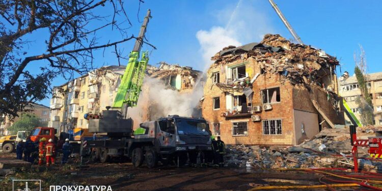 У Києві вже 10 загиблих, є відео ракетного удару в будинок