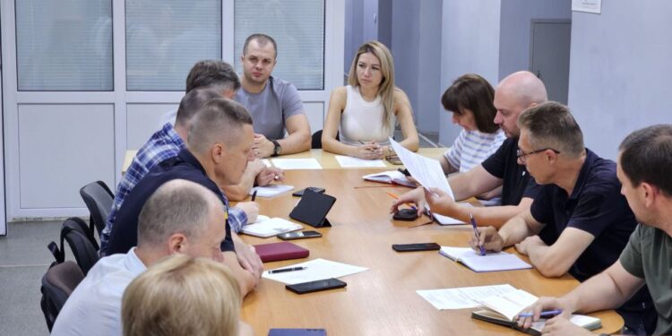 Влада організувала евакуацію з Корабельного району Херсона через російські бомбардування мосту