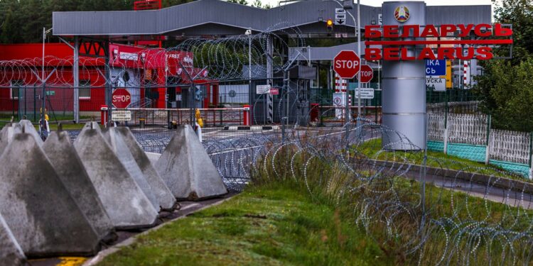 Литва встановила «зуби дракона» на кордоні з росією та Білоруссю (ФОТО)