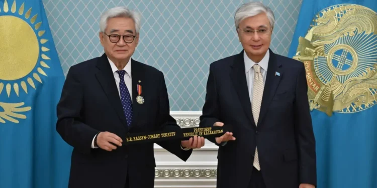 Президента Казахстану Токаєва нагородили чорним поясом тхеквондо – він розбив дошку як доказ (ВІДЕО)