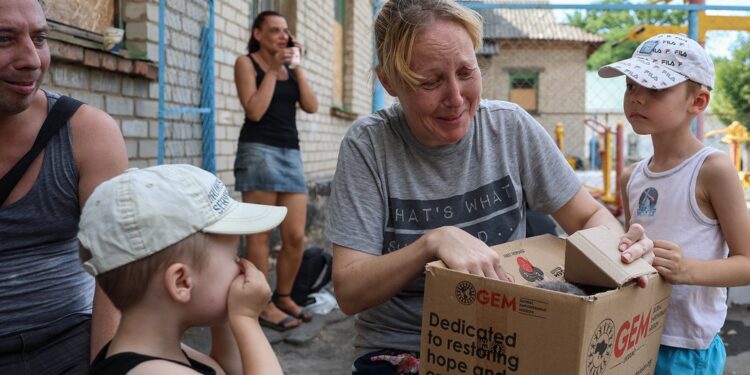 Вони пережили окупацію, але ворог їх не забув – як евакуюють херсонців з Острова (ФОТО)