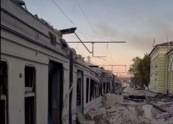 Внаслідок атаки на Лозову загинув залізничник, ще 4 поранені, розбитий вокзал (ВІДЕО)