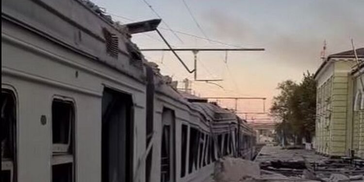 Внаслідок атаки на Лозову загинув залізничник, ще 4 поранені, розбитий вокзал (ВІДЕО)