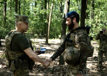 Витримав пекло Маріуполя і вийшов з оточення: Сирський особисто нагородив миколаївця «Хрестом хоробрих» (ФОТО)