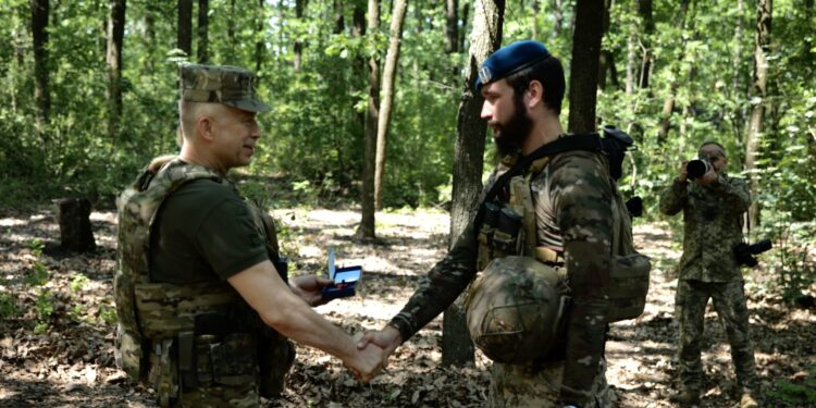 Витримав пекло Маріуполя і вийшов з оточення: Сирський особисто нагородив миколаївця «Хрестом хоробрих» (ФОТО)