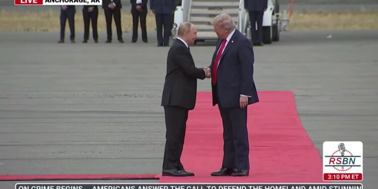 Путін прибув на Аляску, його зустрічали стелсами (ВІДЕО)