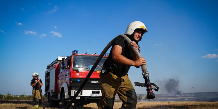 З 35 пожеж за добу на Миколаївщині дві спалахнули через російські обстріли (ФОТО)