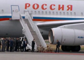 Донька Келлога закликає до відповідальності тих, хто змусив американських солдатів повзати навколішки біля літака Путіна