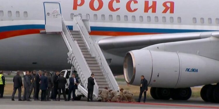 Донька Келлога закликає до відповідальності тих, хто змусив американських солдатів повзати навколішки біля літака Путіна