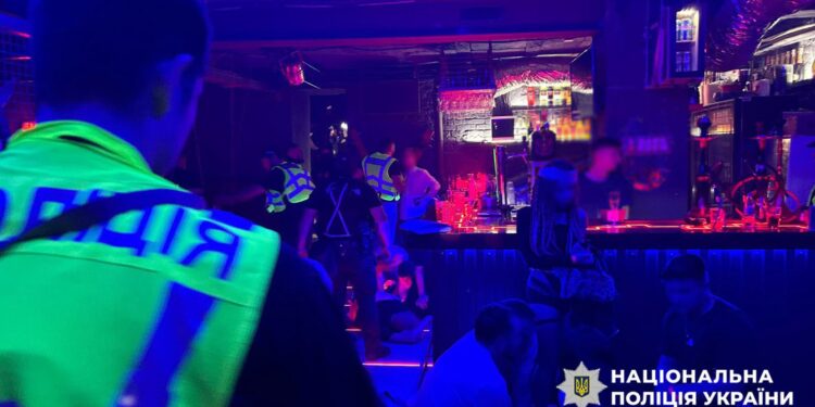 Українців обурила гучна вечірка у столичному гей-клубі у день жалоби – туди навідалася поліція (ФОТО, ВІДЕО)