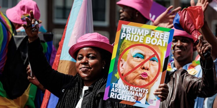 У Гамбурзі, Празі та Амстердамі пройшли ЛГБТ-паради (ФОТО)