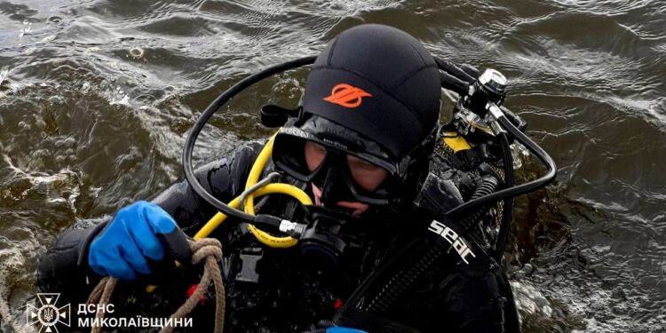 Миколаївські водолази дістали з води тіло хлопчика, який потонув на Намиві (ФОТО)
