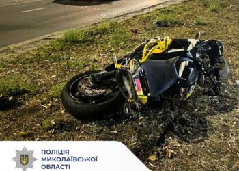 У Миколаєві водійка мотоцикла не втримала рівновагу і зіткнулася з авто (ФОТО)