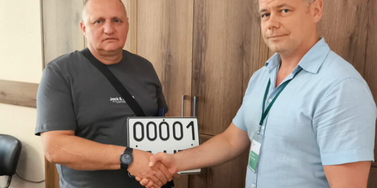 Перша ластівка: автокран KATO – вже на обліку в сервісному центрі МВС Миколаєва (ФОТО)