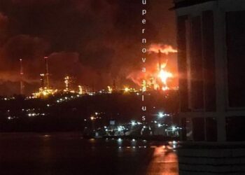 У Саратові після атаки дронів масштабно палає НПЗ (ВІДЕО)