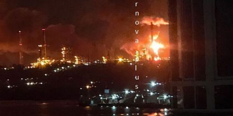 У Саратові після атаки дронів масштабно палає НПЗ (ВІДЕО)
