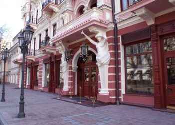 В Одесі кіпіш через статую в готелі “Бристоль” після реставрації (ФОТО)