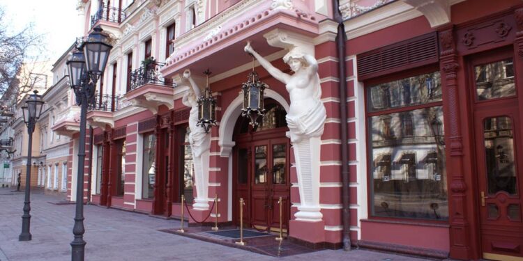 В Одесі кіпіш через статую в готелі “Бристоль” після реставрації (ФОТО)