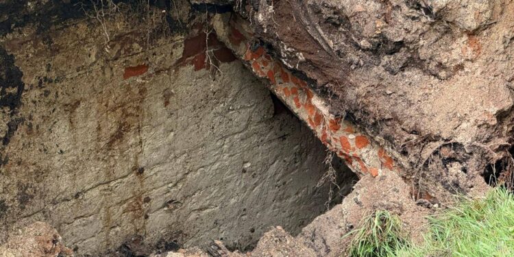 У Харкові стався зсув грунту, який відкрив вхід у підземелля (ФОТО, ВІДЕО)