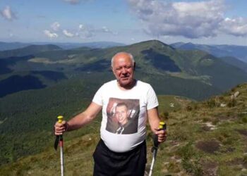 У пам’ять про онука-захисника: 73-річний дідусь з Миколаївщини уперше в житті підкорив Говерлу (ФОТО)