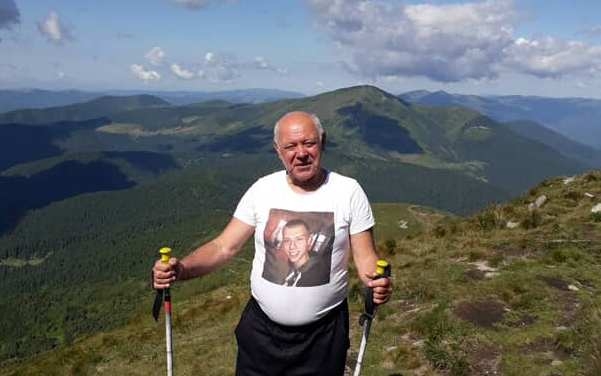 У пам’ять про онука-захисника: 73-річний дідусь з Миколаївщини уперше в житті підкорив Говерлу (ФОТО)