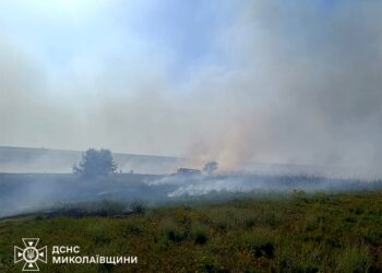 На Миколаївщині гасили пожежу, що виникла внаслідок обстрілу. Виявили тіло чоловіка (ФОТО)