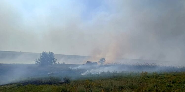 На Миколаївщині гасили пожежу, що виникла внаслідок обстрілу. Виявили тіло чоловіка (ФОТО)