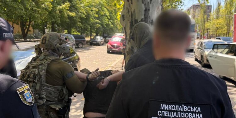 У Миколаєві затримали військовослужбовця, який торгував гуманітарними автівками для ЗСУ (ФОТО)
