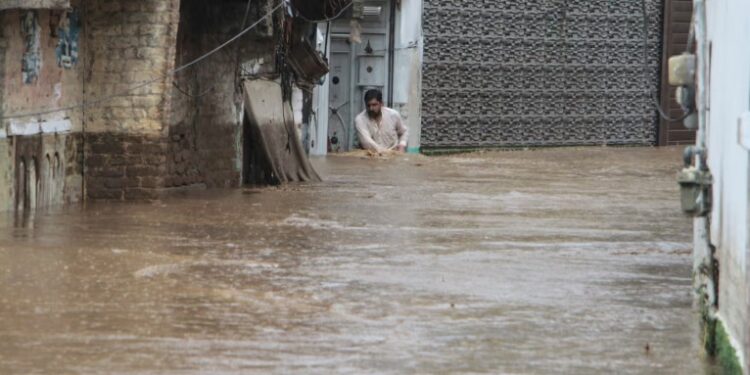 Внаслідок повеней, спричинених мусонними дощами, в Пакистані вже 321 загиблий (ФОТО)