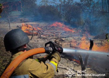 Внаслідок російських обстрілів двох населених пунктів на узбережжі Миколаївщини спалахнули пожежі (ФОТО, ВІДЕО)