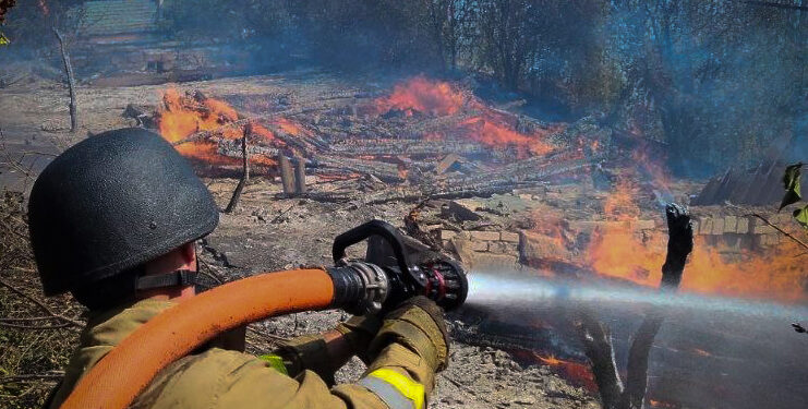 Внаслідок російських обстрілів двох населених пунктів на узбережжі Миколаївщини спалахнули пожежі (ФОТО, ВІДЕО)